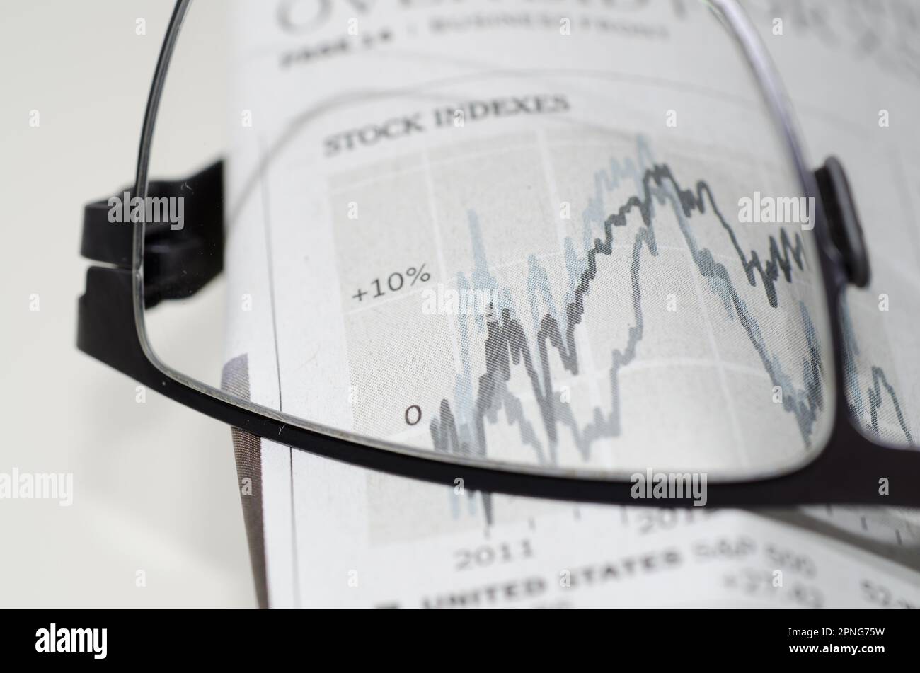 Finanzzeitung und Brille Stockfoto