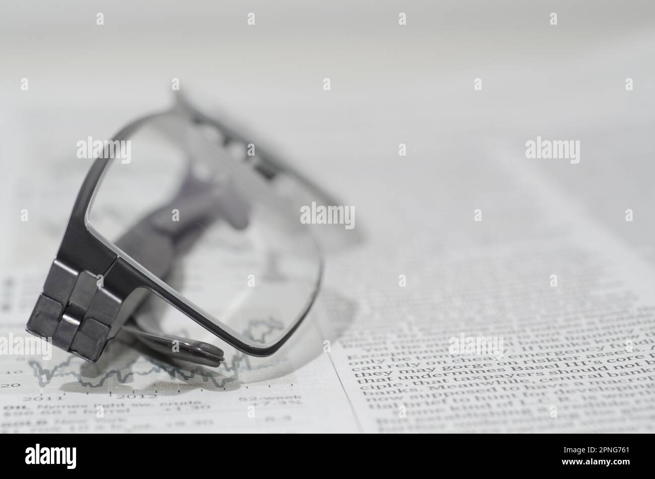 Finanzzeitung und Brille Stockfoto