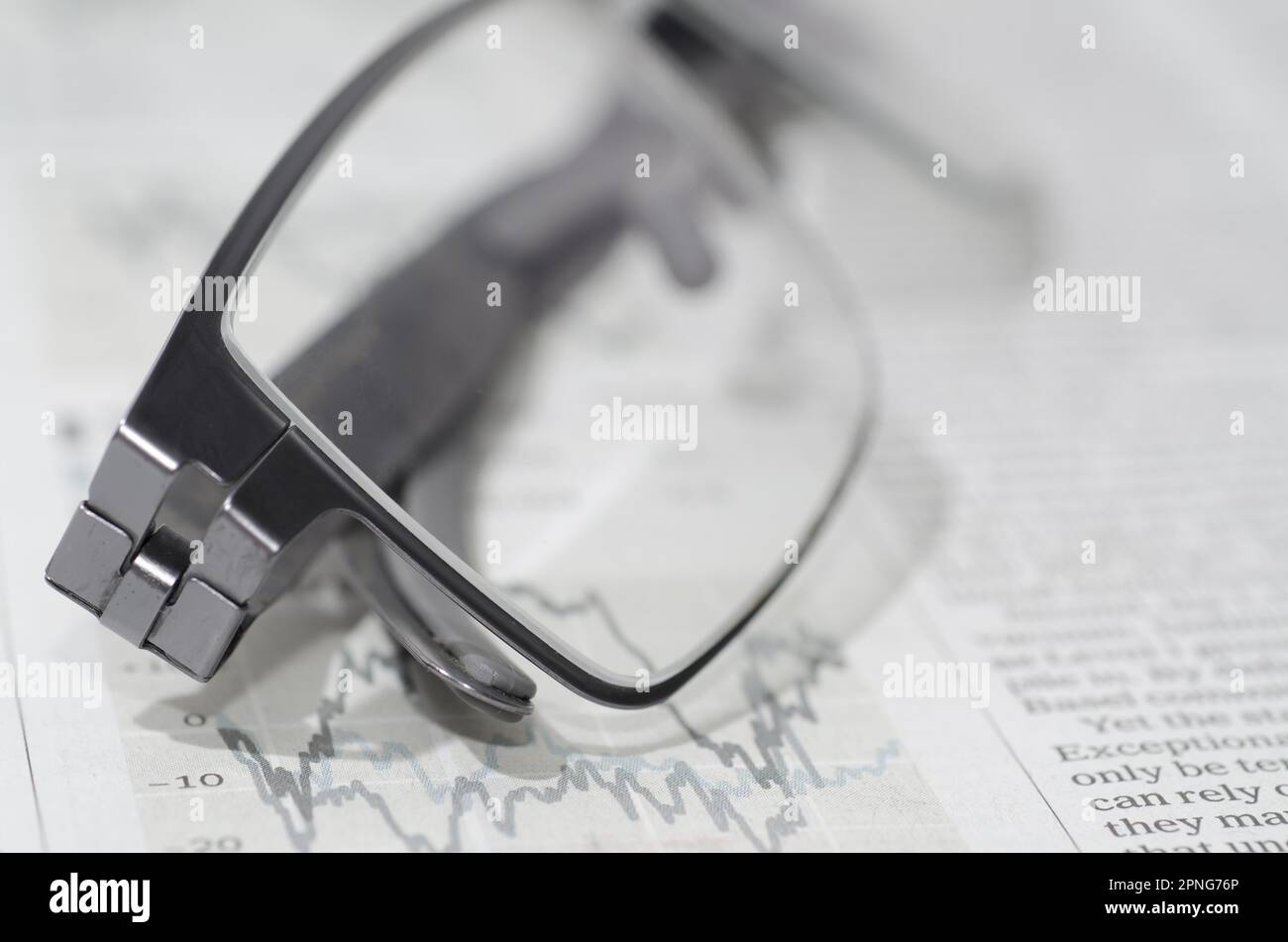 Finanzzeitung und Brille Stockfoto