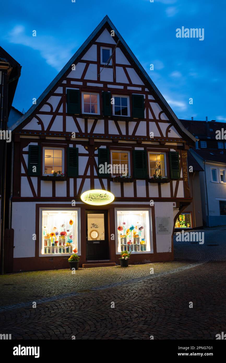 Fachwerkhaus, Blue Hour, historische Altstadt, Gernsbach, nördlicher Schwarzwald, Baden-Württemberg, Deutschland Stockfoto