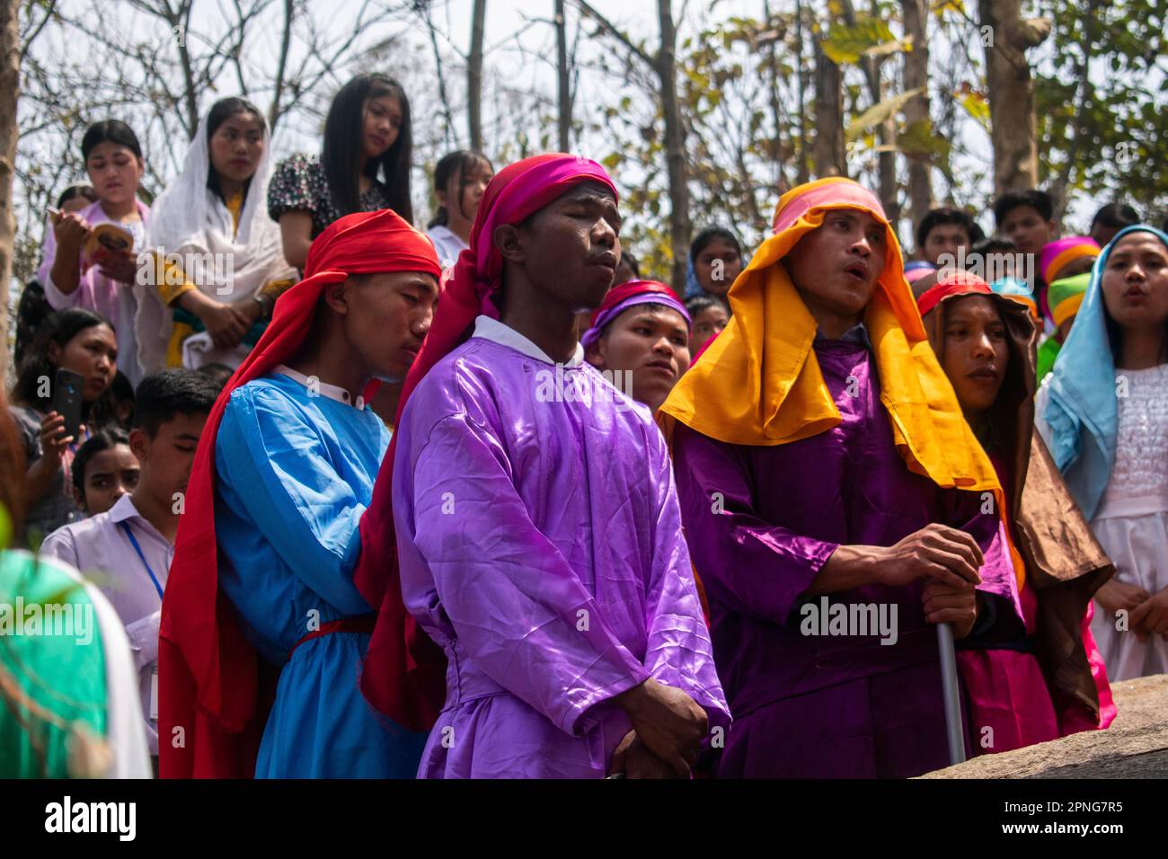 Christliche Anhänger während der Karfreitagsprozession, um die Kreuzigung von Jesus Christus am 7. April 2023 in Guwahati, Assam, Indien, nachzustellen Stockfoto