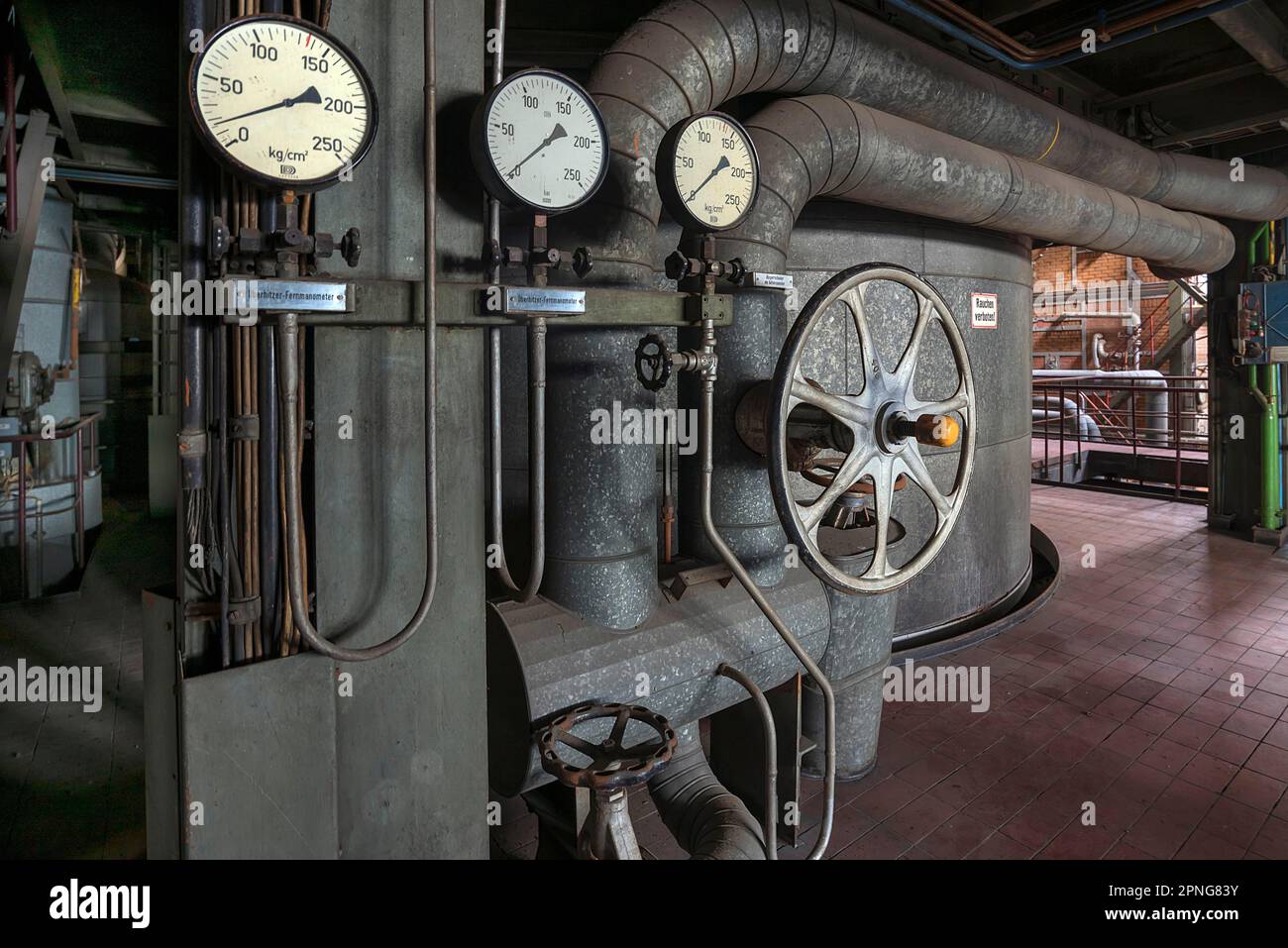 Fernmanometer in einer ehemaligen Papierfabrik, Lost Place, Baden-Württemberg, Deutschland Stockfoto