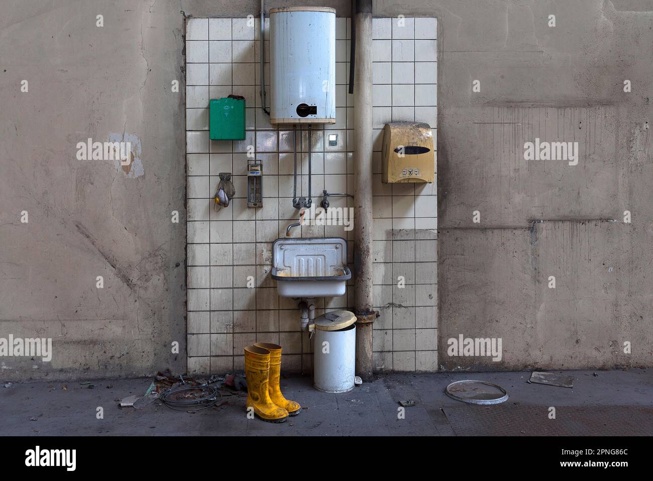 Handwaschbecken mit Durchlauferhitzer in einer Fabrikhalle in einer ehemaligen Papierfabrik, Lost Place, Baden-Württemberg, Deutschland Stockfoto