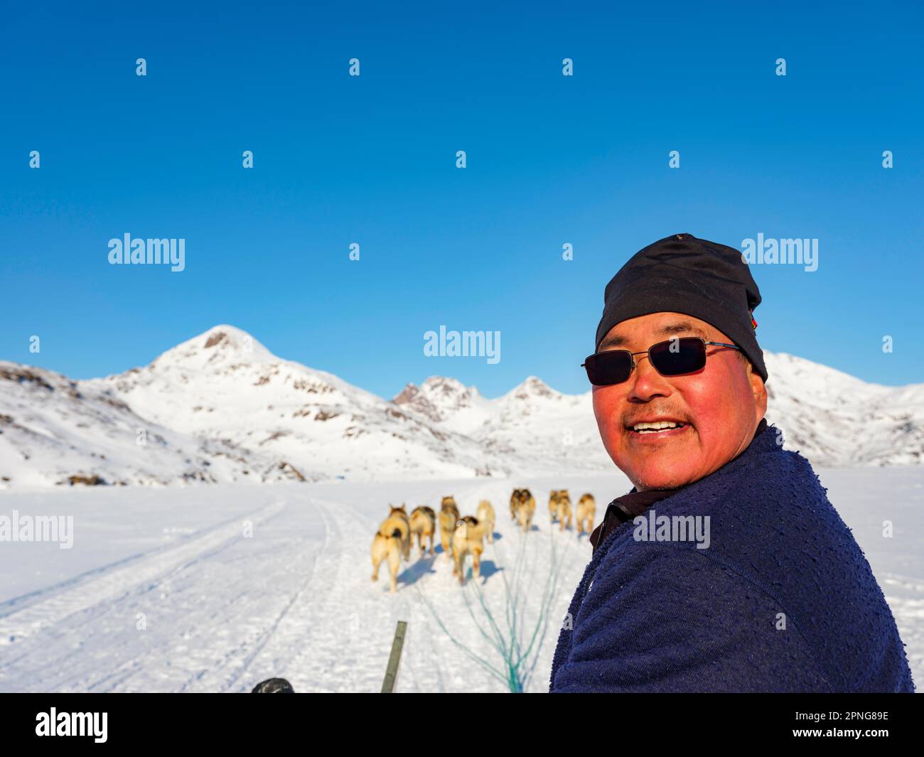 Inuit auf Hundeschlitten auf Kong Oskar Fjord, Tasiilaq, Ammassalik Island, Kommuneqarfik Sermersooq, Ostgrönland, Grönland Stockfoto