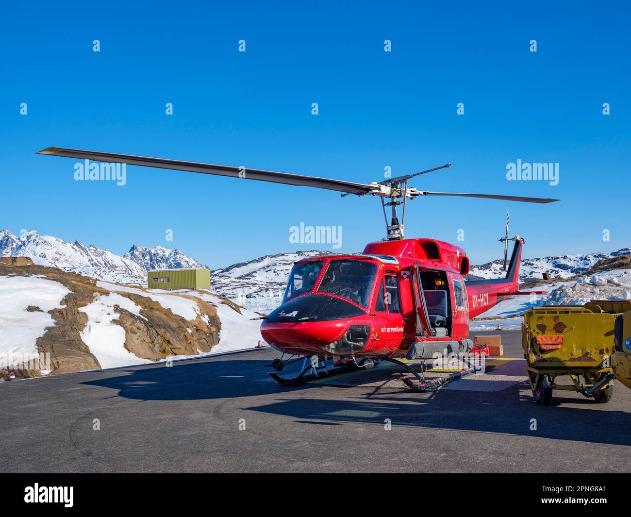 Bell 212 Hubschrauber auf dem Hubschrauberlandeplatz von Tasiilaq, Ammassalik Island, Kommuneqarfik Sermersooq, Ostgrönland, Grönland Stockfoto