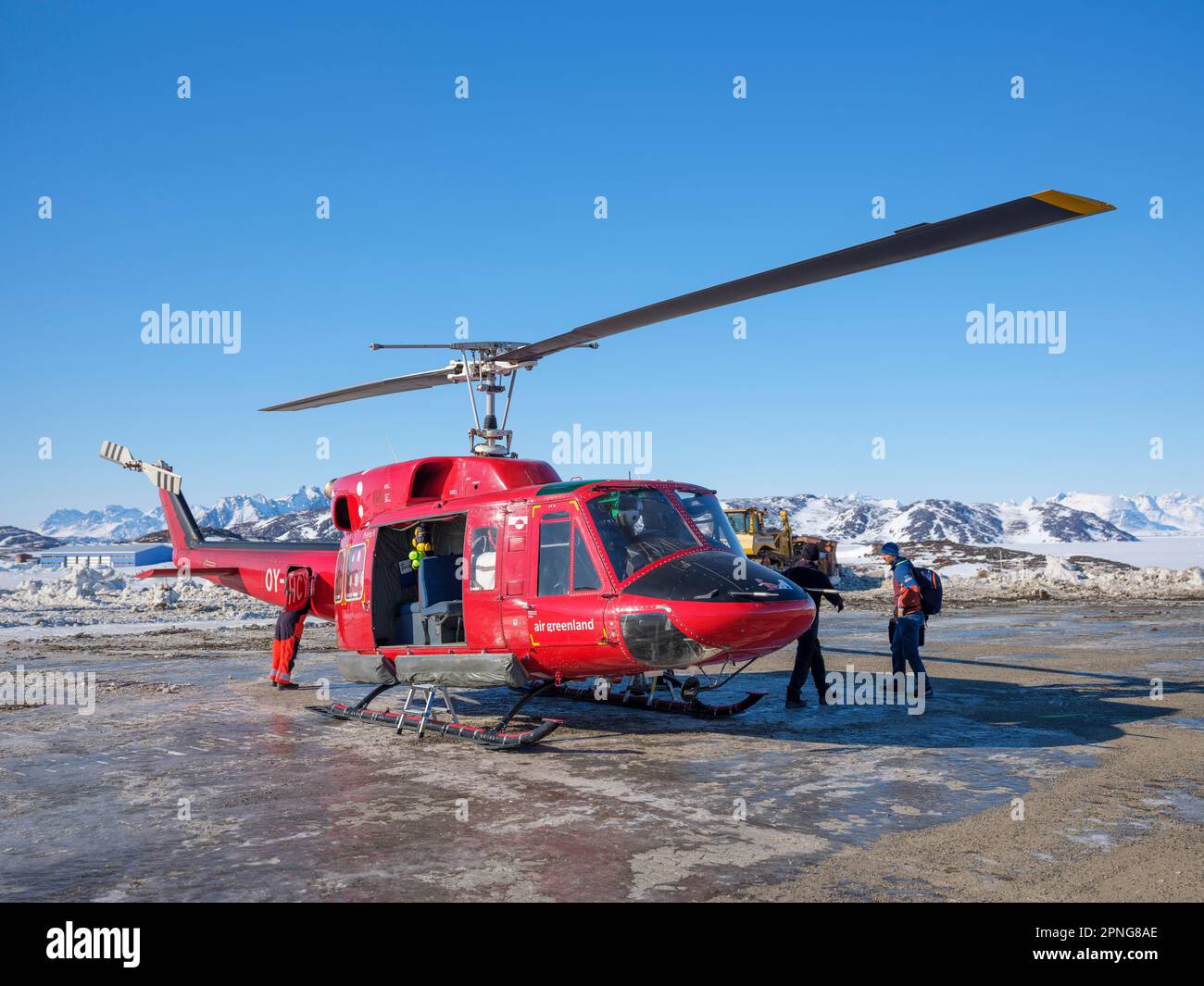 Bell 212 Hubschrauber auf dem Flugplatz in Kulusuk, Ostgrönland, Grönland Stockfoto