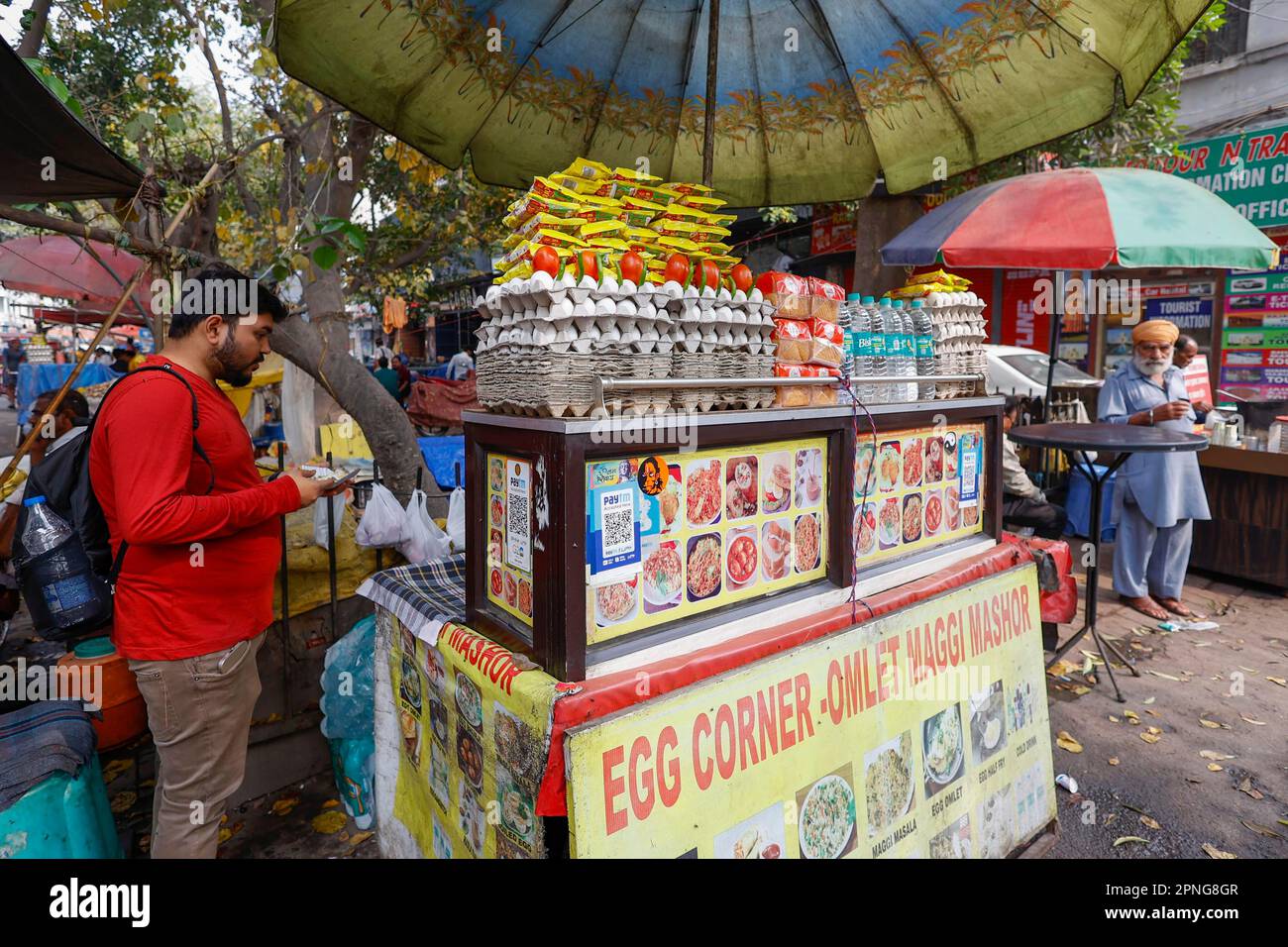 Straßenverkäufer von Omelette mit paytm-Logo für bargeldlose Zahlungen an seinem Verkaufsstand in Paharganj, Neu-Delhi, Indien Stockfoto