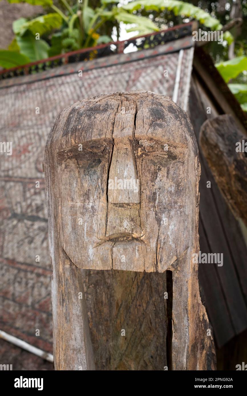 Vietnam: Hölzerne Skulptur, Jarai-Grab, Vietnammuseum für Ethnologie, Hanoi. Die Jarai oder Jarais sind eine ethnische Gruppe, die im zentralen Hochland Vietnams (hauptsächlich in den Provinzen Gia Lai und Kon TUM) sowie in der Provinz Ratanakiri im Nordosten Kambodschas zu finden ist. Traditionelle Jarai-Gräber sind kleine Hütten, in denen die Besitztümer der Verstorbenen untergebracht sind. Um das Grab herum sind hölzerne Säulen mit rohen Schnitzereien gekrönt, von denen einige spirituelle Wächter repräsentieren. Stockfoto