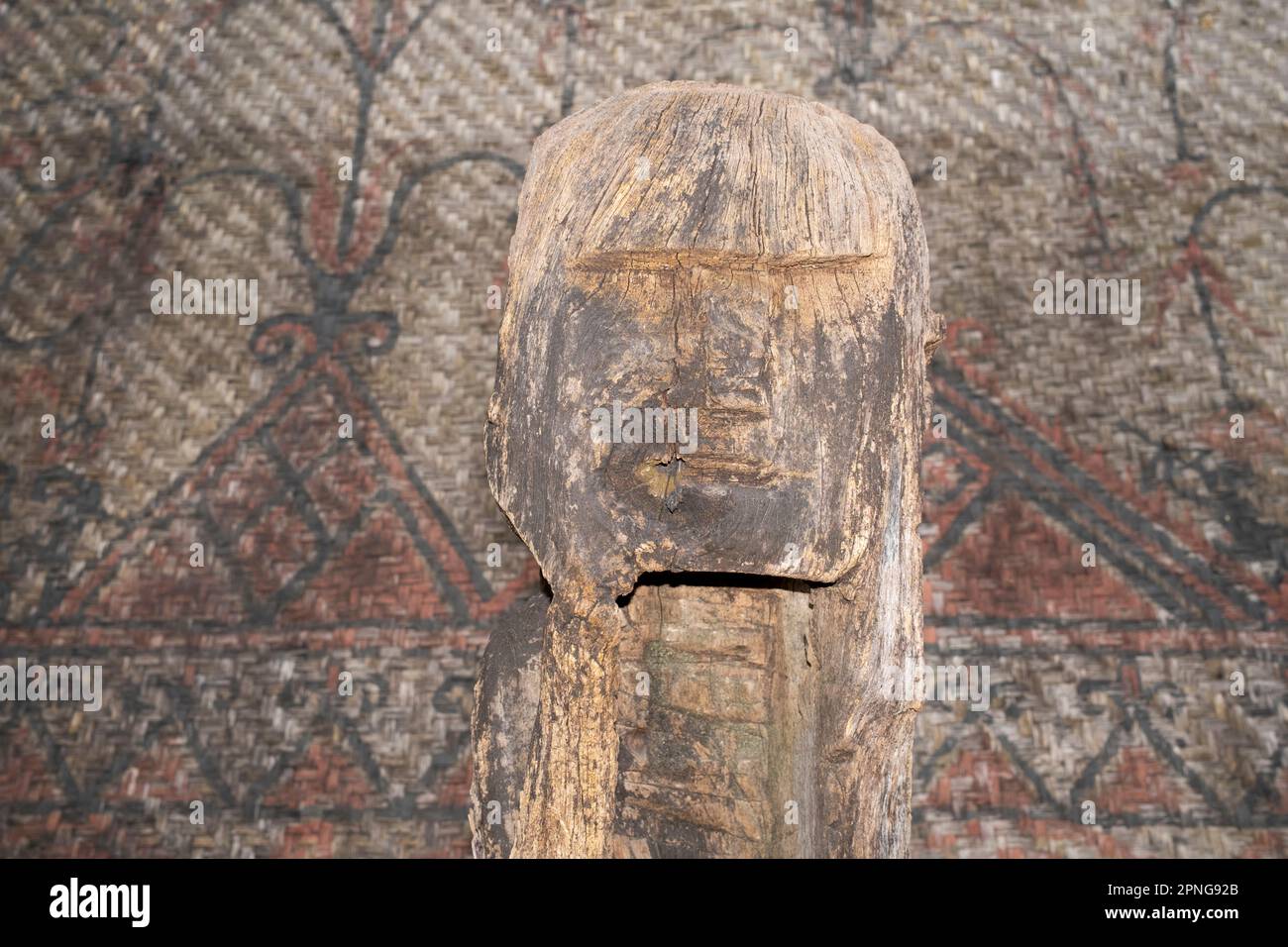 Vietnam: Hölzerne Skulptur, Jarai-Grab, Vietnammuseum für Ethnologie, Hanoi. Die Jarai oder Jarais sind eine ethnische Gruppe, die im zentralen Hochland Vietnams (hauptsächlich in den Provinzen Gia Lai und Kon TUM) sowie in der Provinz Ratanakiri im Nordosten Kambodschas zu finden ist. Traditionelle Jarai-Gräber sind kleine Hütten, in denen die Besitztümer der Verstorbenen untergebracht sind. Um das Grab herum sind hölzerne Säulen mit rohen Schnitzereien gekrönt, von denen einige spirituelle Wächter repräsentieren. Stockfoto