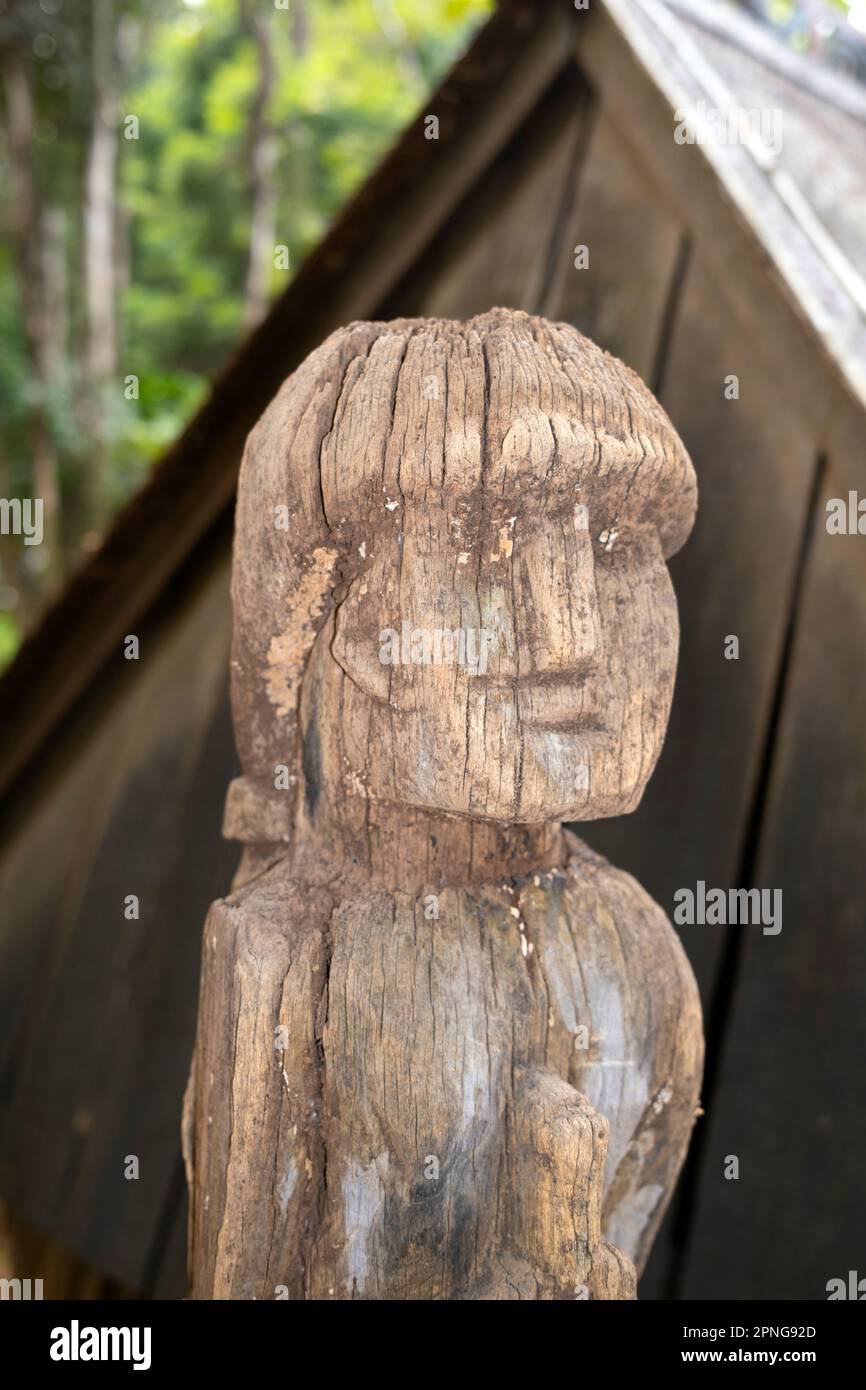 Vietnam: Hölzerne Skulptur, Jarai-Grab, Vietnammuseum für Ethnologie, Hanoi. Die Jarai oder Jarais sind eine ethnische Gruppe, die im zentralen Hochland Vietnams (hauptsächlich in den Provinzen Gia Lai und Kon TUM) sowie in der Provinz Ratanakiri im Nordosten Kambodschas zu finden ist. Traditionelle Jarai-Gräber sind kleine Hütten, in denen die Besitztümer der Verstorbenen untergebracht sind. Um das Grab herum sind hölzerne Säulen mit rohen Schnitzereien gekrönt, von denen einige spirituelle Wächter repräsentieren. Stockfoto