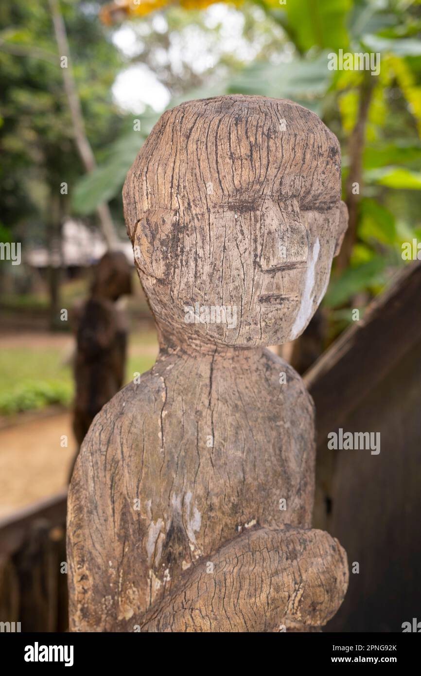 Vietnam: Hölzerne Skulptur, Jarai-Grab, Vietnammuseum für Ethnologie, Hanoi. Die Jarai oder Jarais sind eine ethnische Gruppe, die im zentralen Hochland Vietnams (hauptsächlich in den Provinzen Gia Lai und Kon TUM) sowie in der Provinz Ratanakiri im Nordosten Kambodschas zu finden ist. Traditionelle Jarai-Gräber sind kleine Hütten, in denen die Besitztümer der Verstorbenen untergebracht sind. Um das Grab herum sind hölzerne Säulen mit rohen Schnitzereien gekrönt, von denen einige spirituelle Wächter repräsentieren. Stockfoto