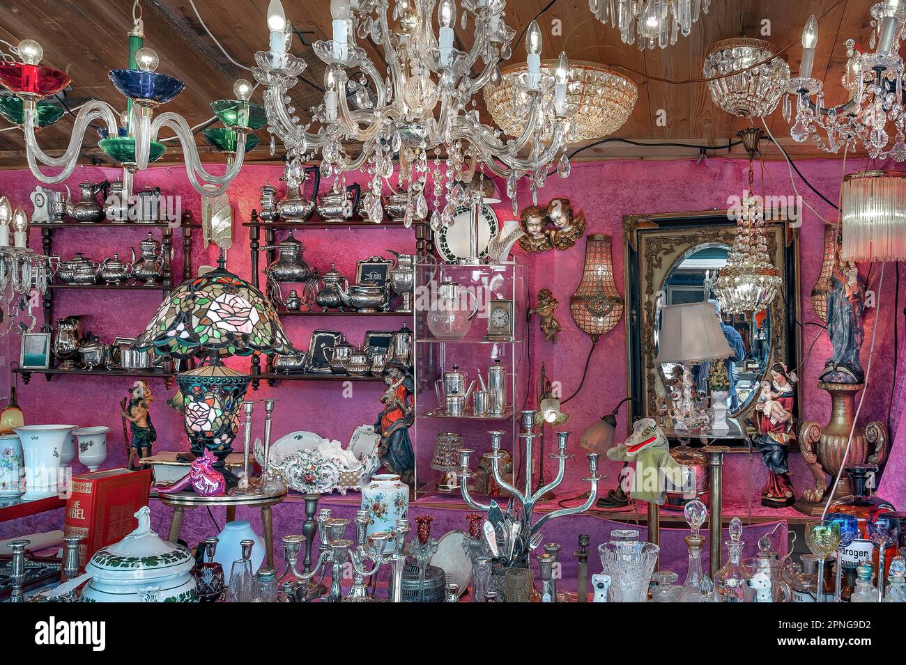 Kristallleuchter und Bric-A-brac, Auer Dult, München, Bayern, Deutschland Stockfoto