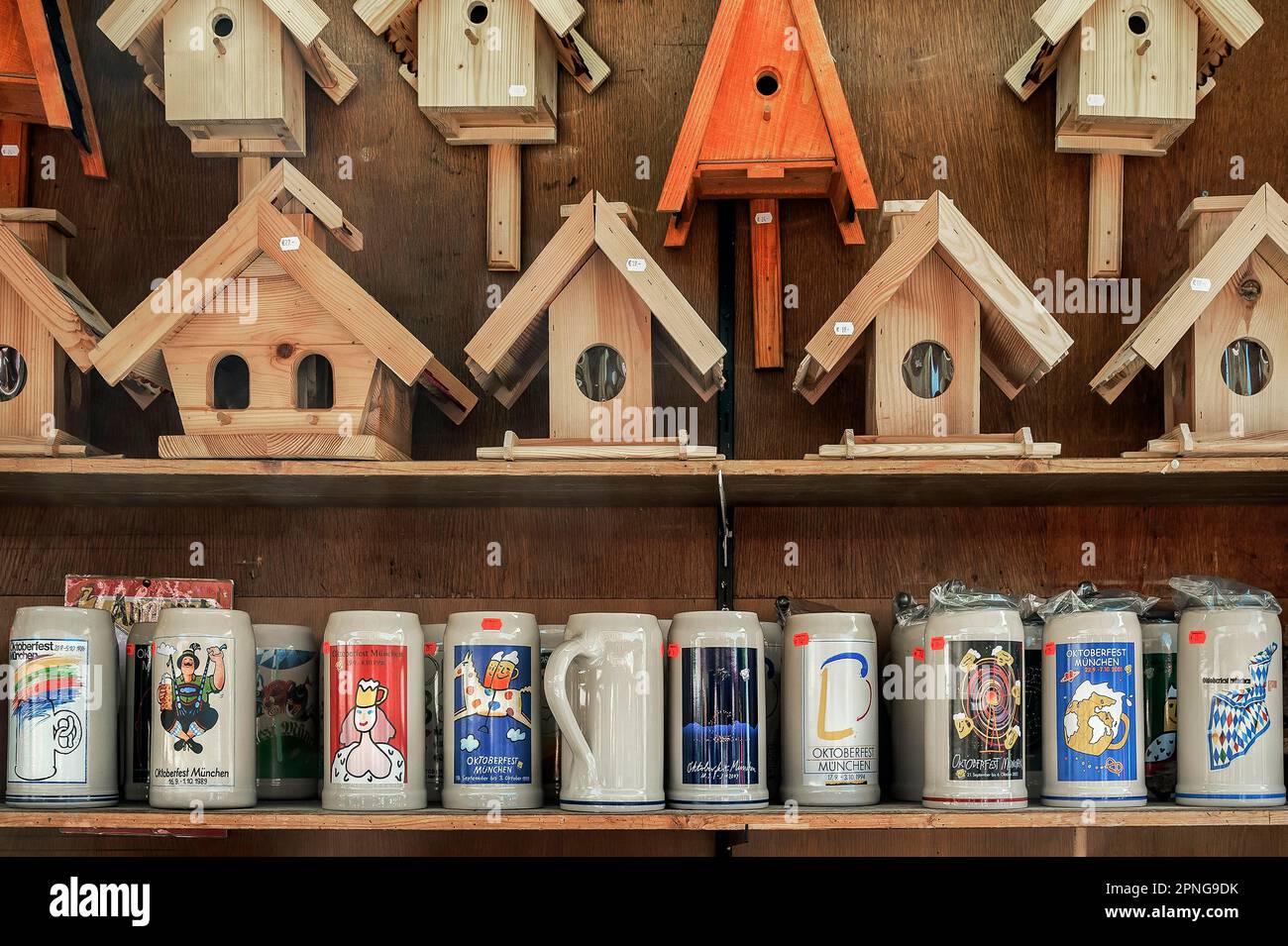 Vogelhäuser und Oktoberfest-Bierbecher, Auer Dult, München, Bayern, Deutschland Stockfoto