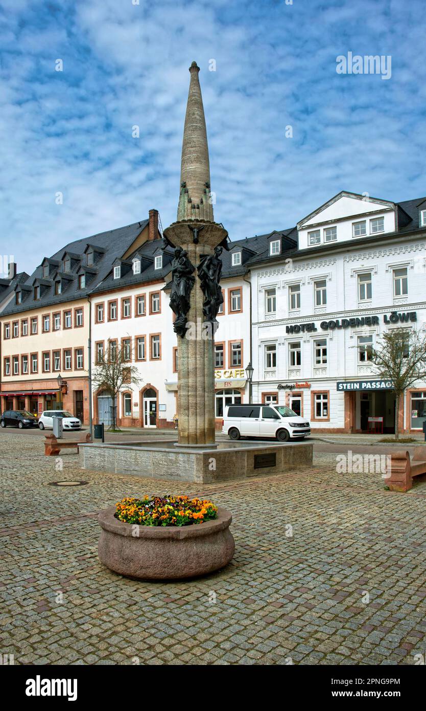 Marktbrunnen und Denkmal für die Gefallenen des 1. Weltkriegs Rochlitz, Markt, Rochlitz, Sachsen, Deutschland Stockfoto