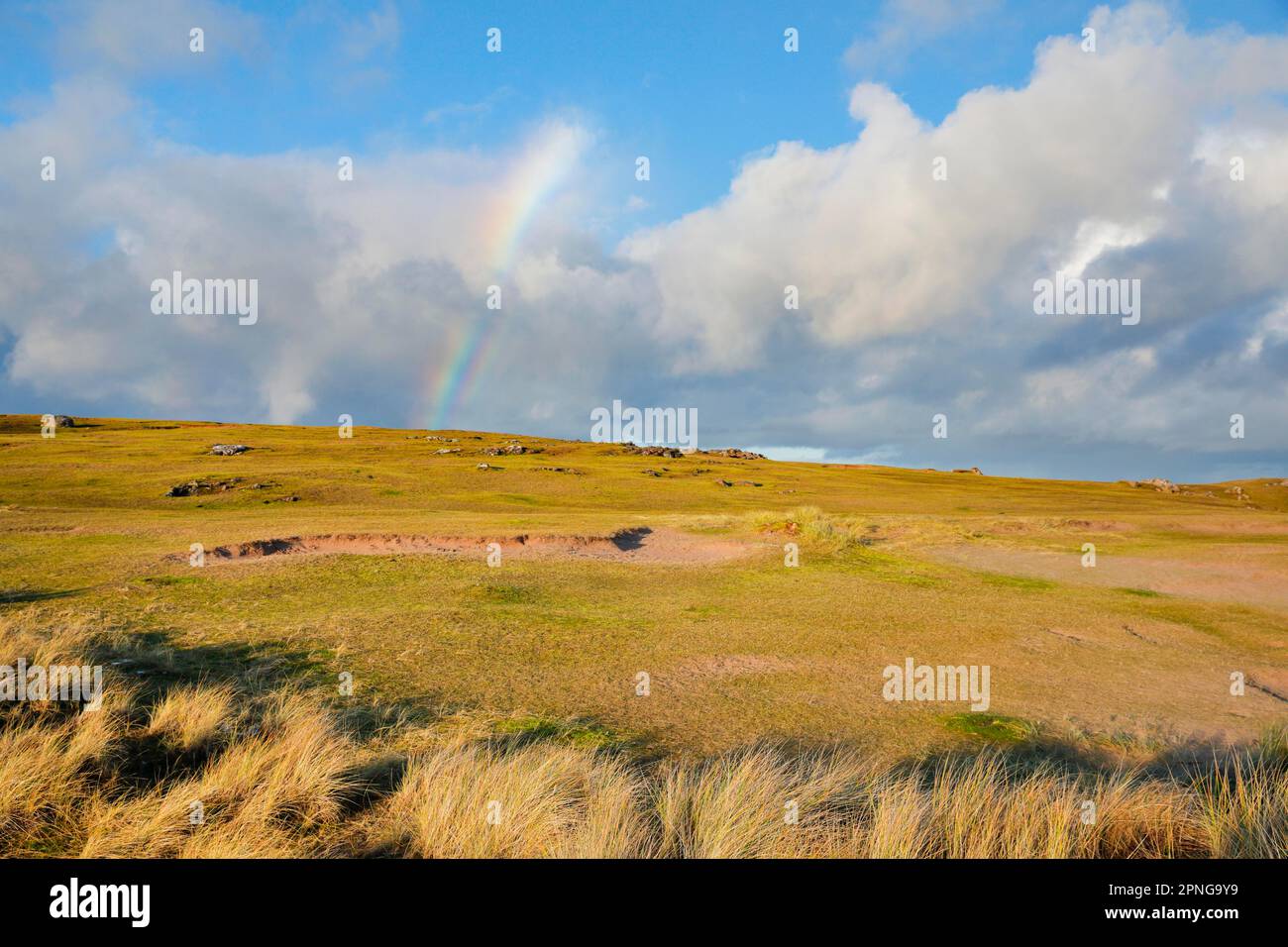 Regenbogen über den Sanddünen von Achnahaird Beach, Scottish Highlands, Ross Shire Stockfoto