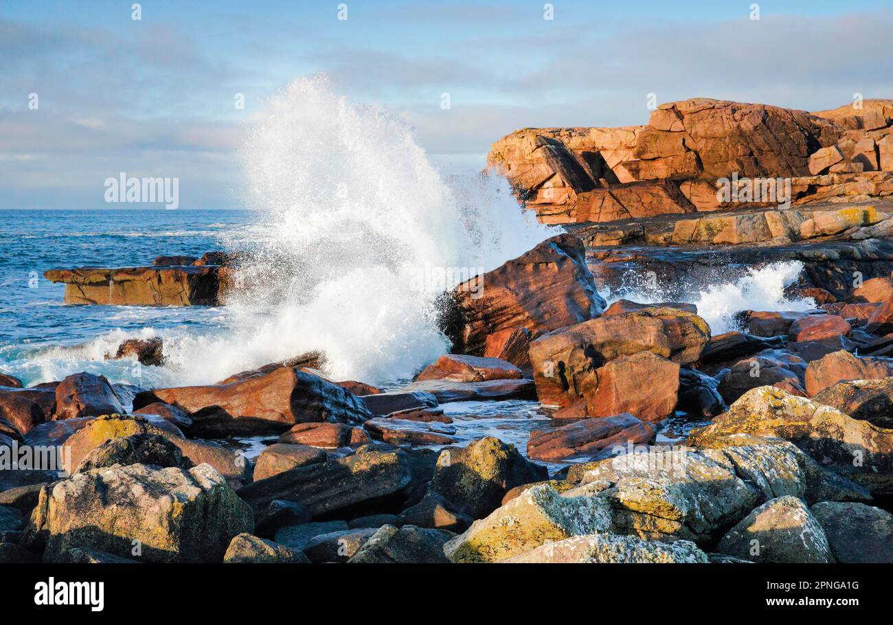 Wasser stürzt gegen Felsen an der felsigen Küste der Isle of Skye, Schottland, Vereinigtes Königreich Stockfoto