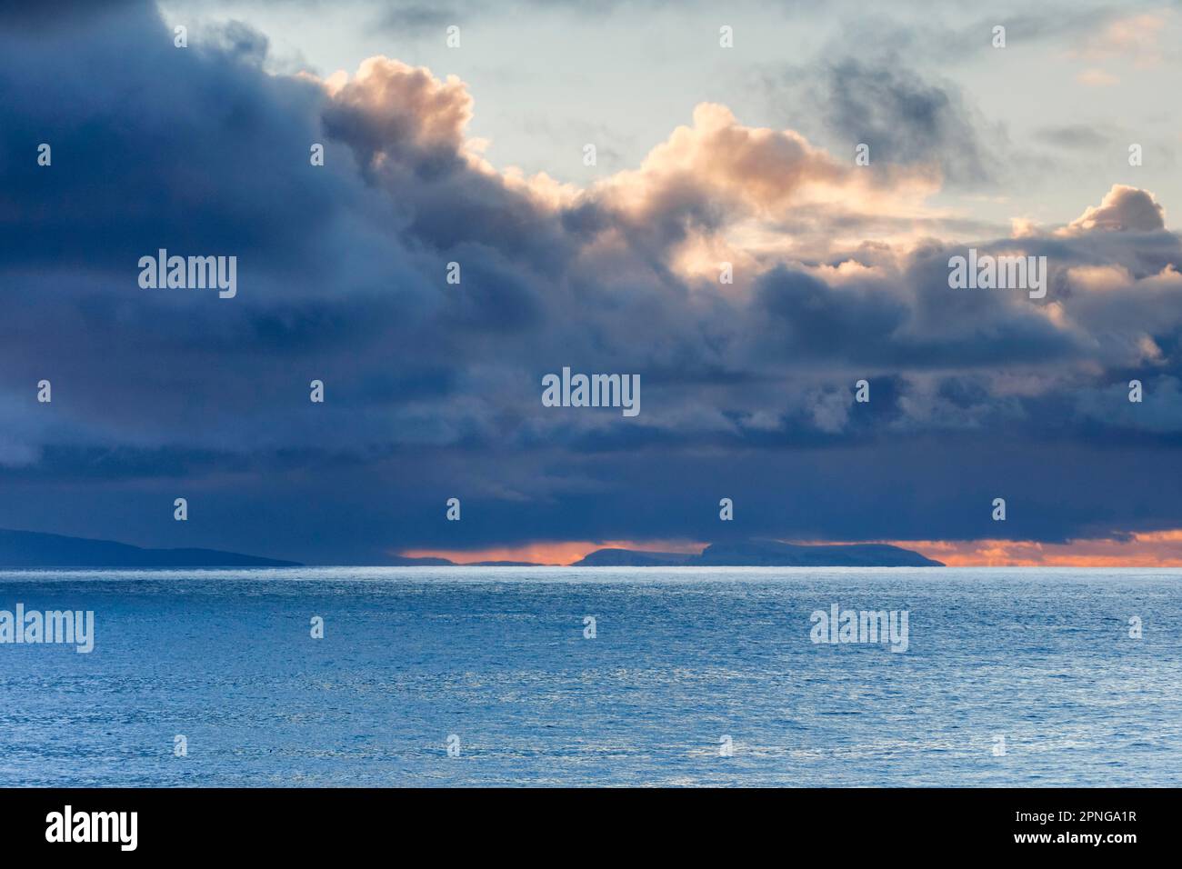 Tief liegende Regenwolken treiben über die Sommerinseln und das offene Wasser des blauen Atlantiks, der Westküste Schottlands Stockfoto