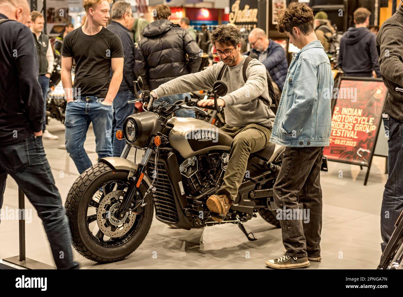 Man testet auf Motorrad Indischer Pfadfinder Bobber, Motorradunternehmen Polaris, IMOT Internationale Motorradausstellung, Messe München, Oberbayern Stockfoto