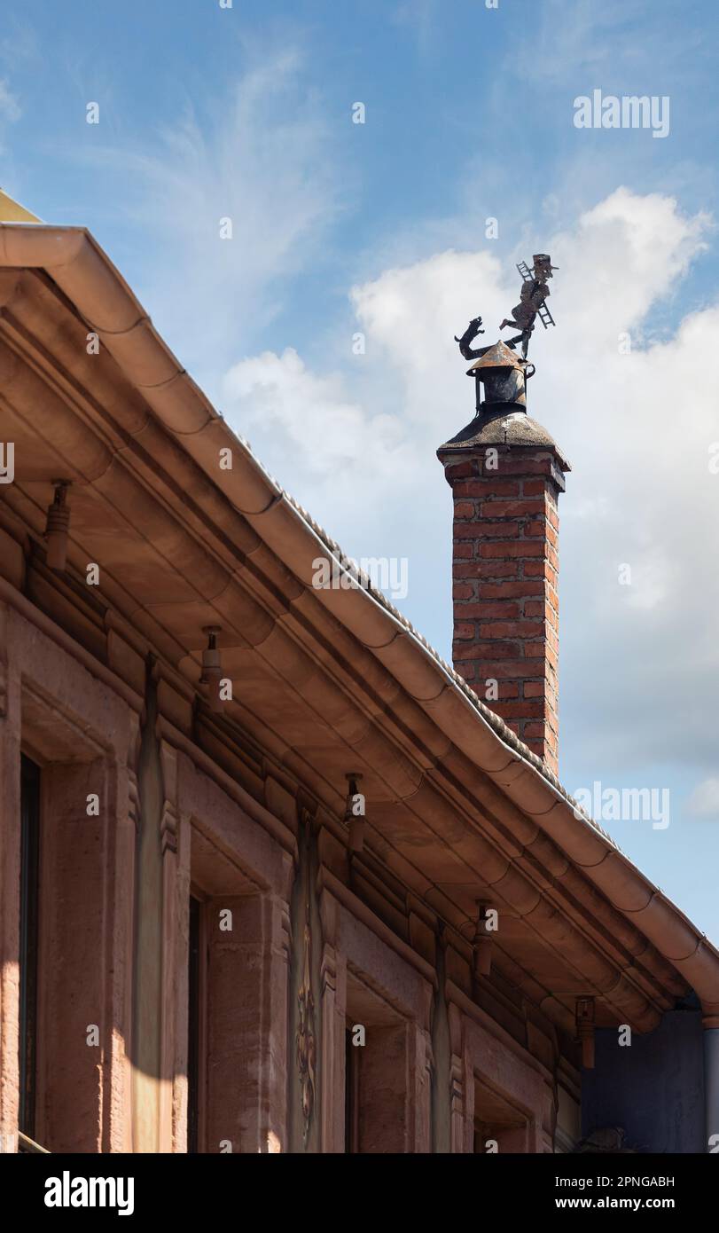 Rotes Backsteingebäude mit Ziegeldach und Kamin in der Stadt Ribeauville, Frankreich Stockfoto