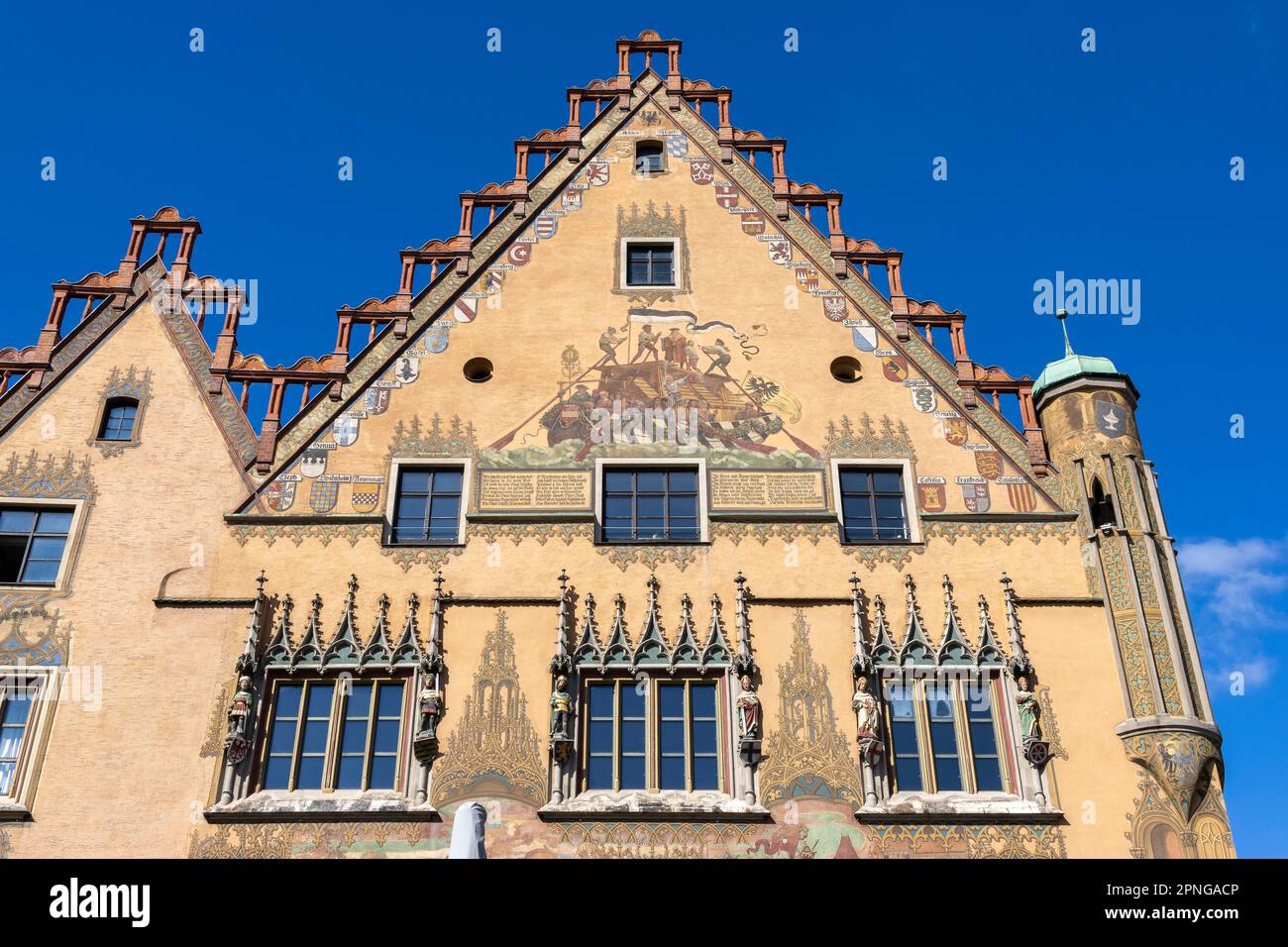 Oberer Teil des Rathauses von Ulm mit kunstvoll verzierten Fenstern mit sechs Wählerfiguren und Wandfassade, Ulm, Baden-Württemberg, Deutschland Stockfoto