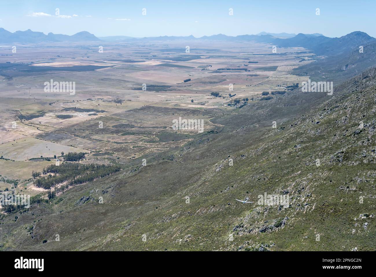 Luftlandschaft, von einem Segelflugzeug, mit einem Segelflugzeug, das auf dem Winterhoek Range Ridge bei Porterville fliegt, von Süden aufgenommen in hellem Sommerlicht, Western Cap Stockfoto