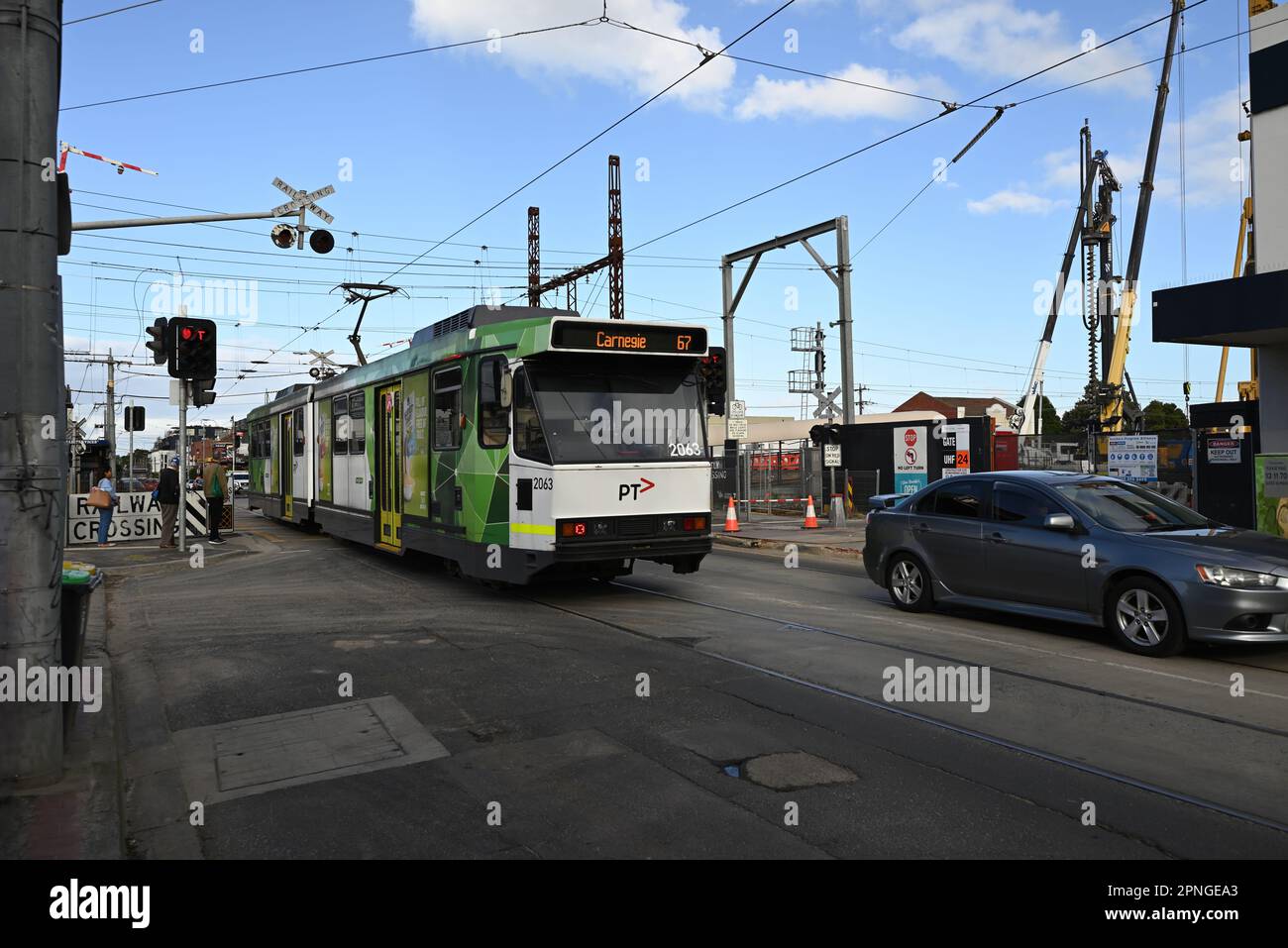 Die von Yarra Trams betriebene B-Klasse-Straßenbahn navigiert den Ort des Glen Huntly-Bahnübergangs, das Teil des Big Builds des Bundesstaates ist Stockfoto