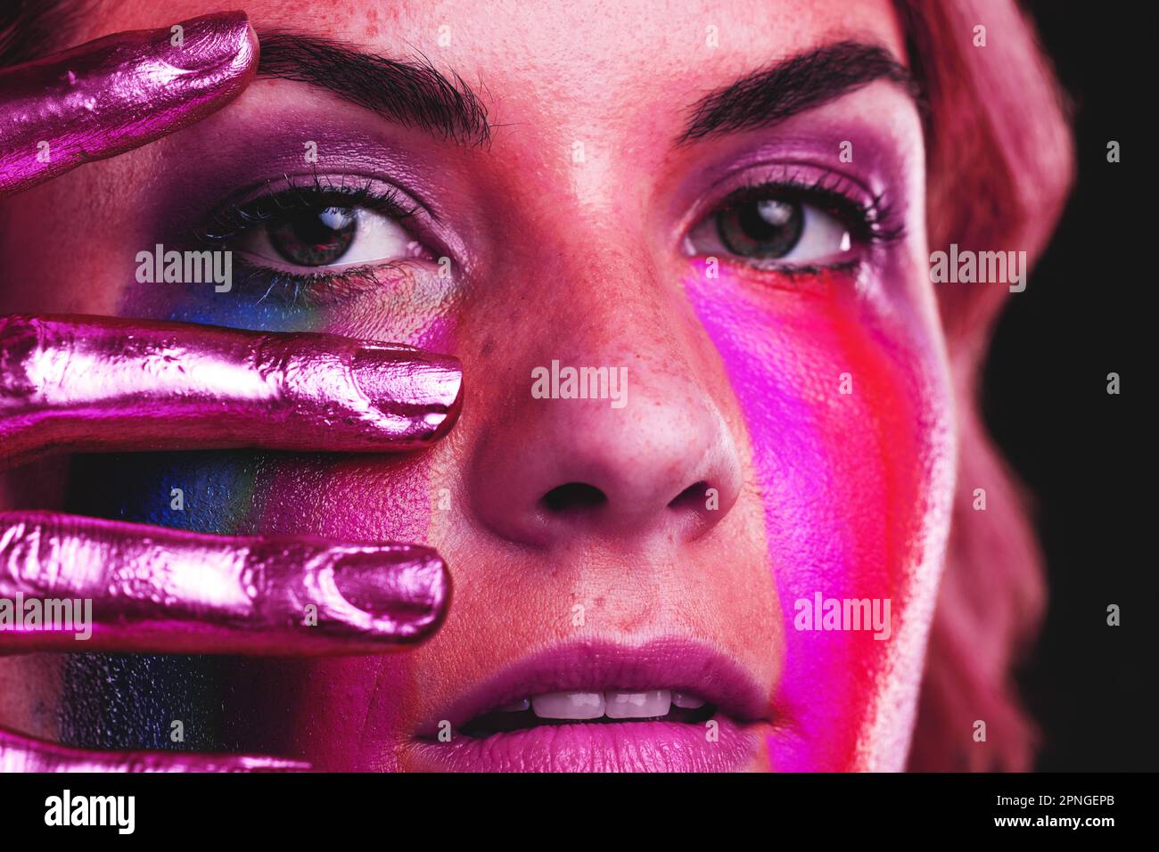Frau, Schönheitsporträt und Metallic-Farbe oder Kosmetik auf Haut, Hand und Gesicht im Studio. Weibliche Model-Person auf schwarzem Hintergrund für Art Deco Stockfoto