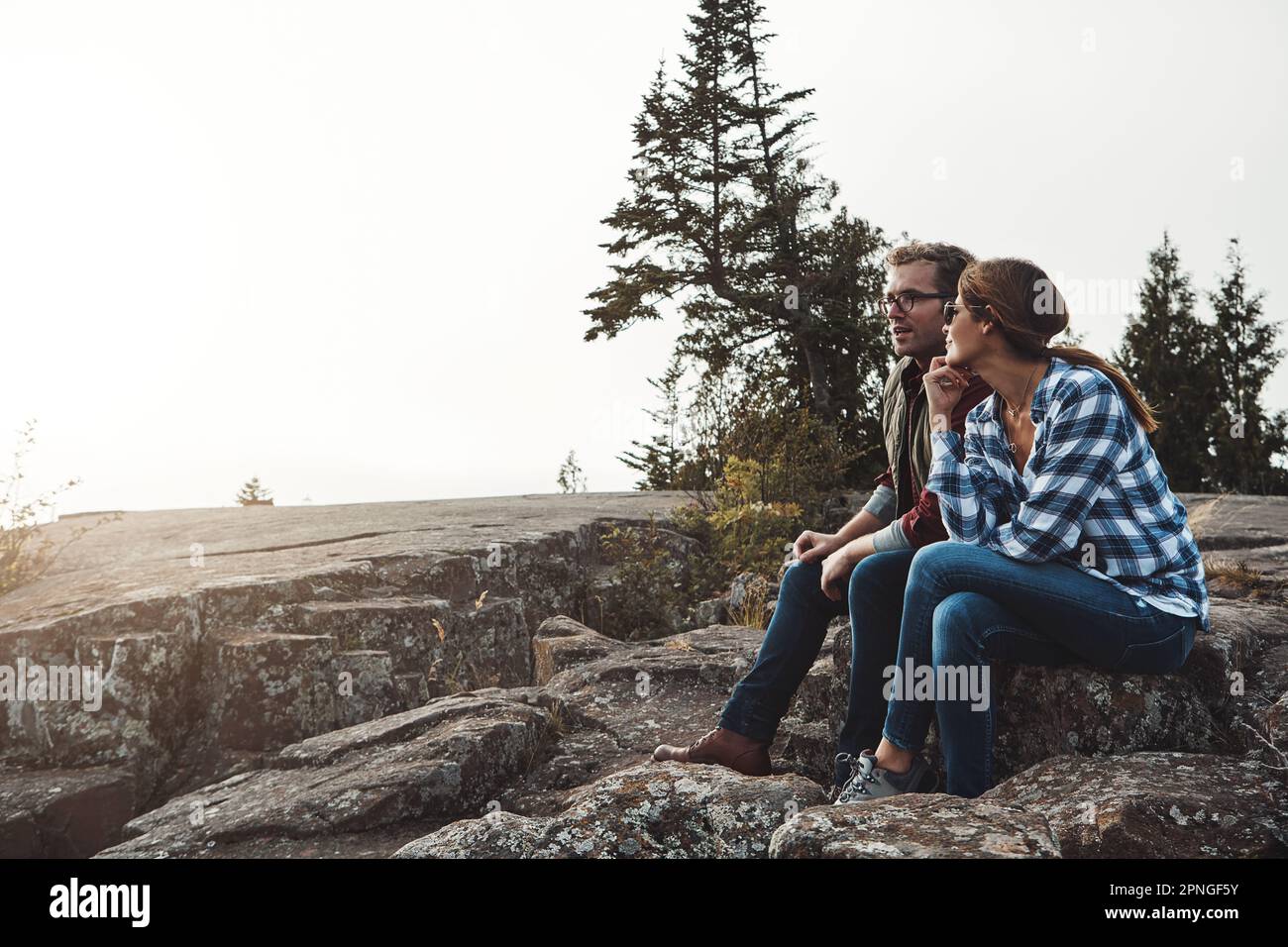 Lass uns einfach hier bleiben und reden. Ein liebevolles Paar, das eine Pause macht, während es die Natur erkundet. Stockfoto