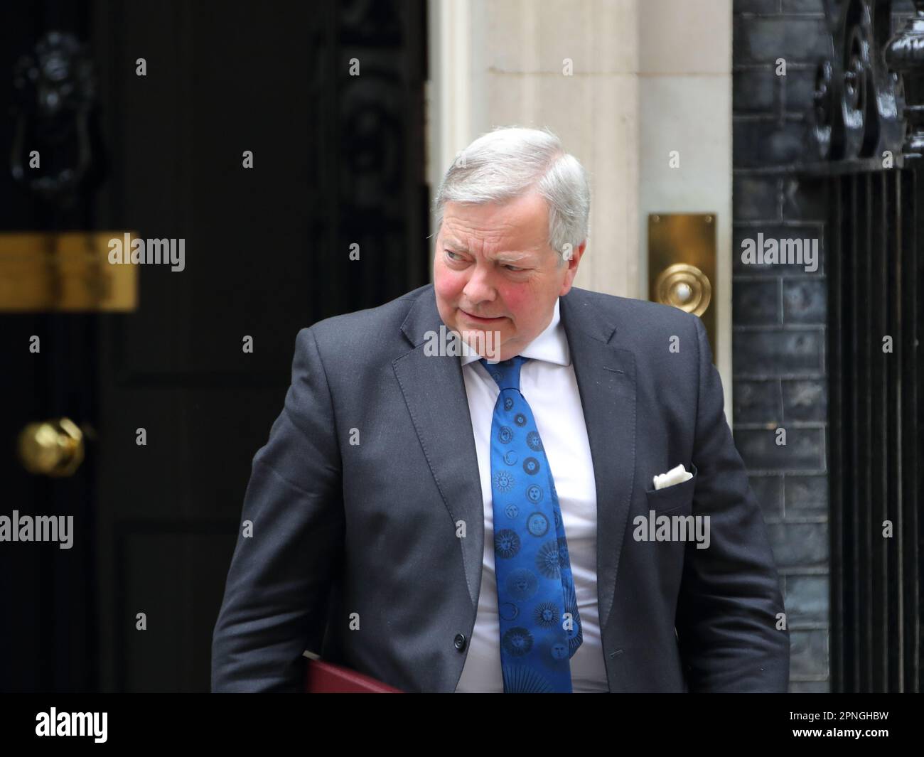 London, Großbritannien. 18. April 2023. Lord True, der Führer des Oberhauses geht nach der Kabinettssitzung Downing Street Nr. 10. Stockfoto