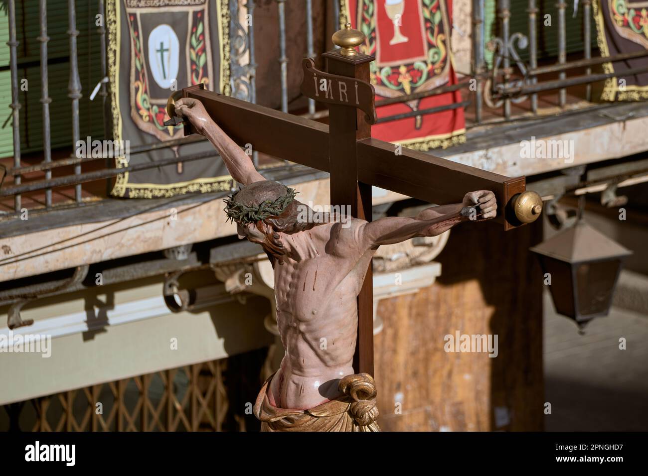 Jesus Christus kreuzigte am Kreuz in einer Prozession durch die Straßen von Astorga während der Heiligen Woche. Stockfoto