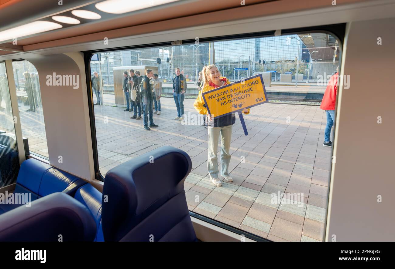 ROTTERDAM - die Intercity New Generation (ICNG) im Zentrum von Rotterdam. Der Zug, der auch für die Hochgeschwindigkeitsstrecke und die belgische Bahn geeignet ist, erlebte seinen ersten Probelauf auf der Strecke Amsterdam-Rotterdam. Anp MARCO DE SWART niederlande raus - belgien raus Stockfoto