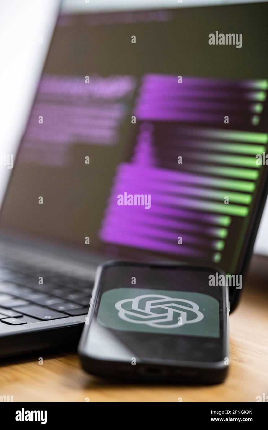 Berlin, Deutschland. 18. April 2023. Auf dem Monitor eines Mobiltelefons sehen Sie das ChatGPT-Logo. Kredit: Hannes P. Albert/dpa/Alamy Live News Stockfoto