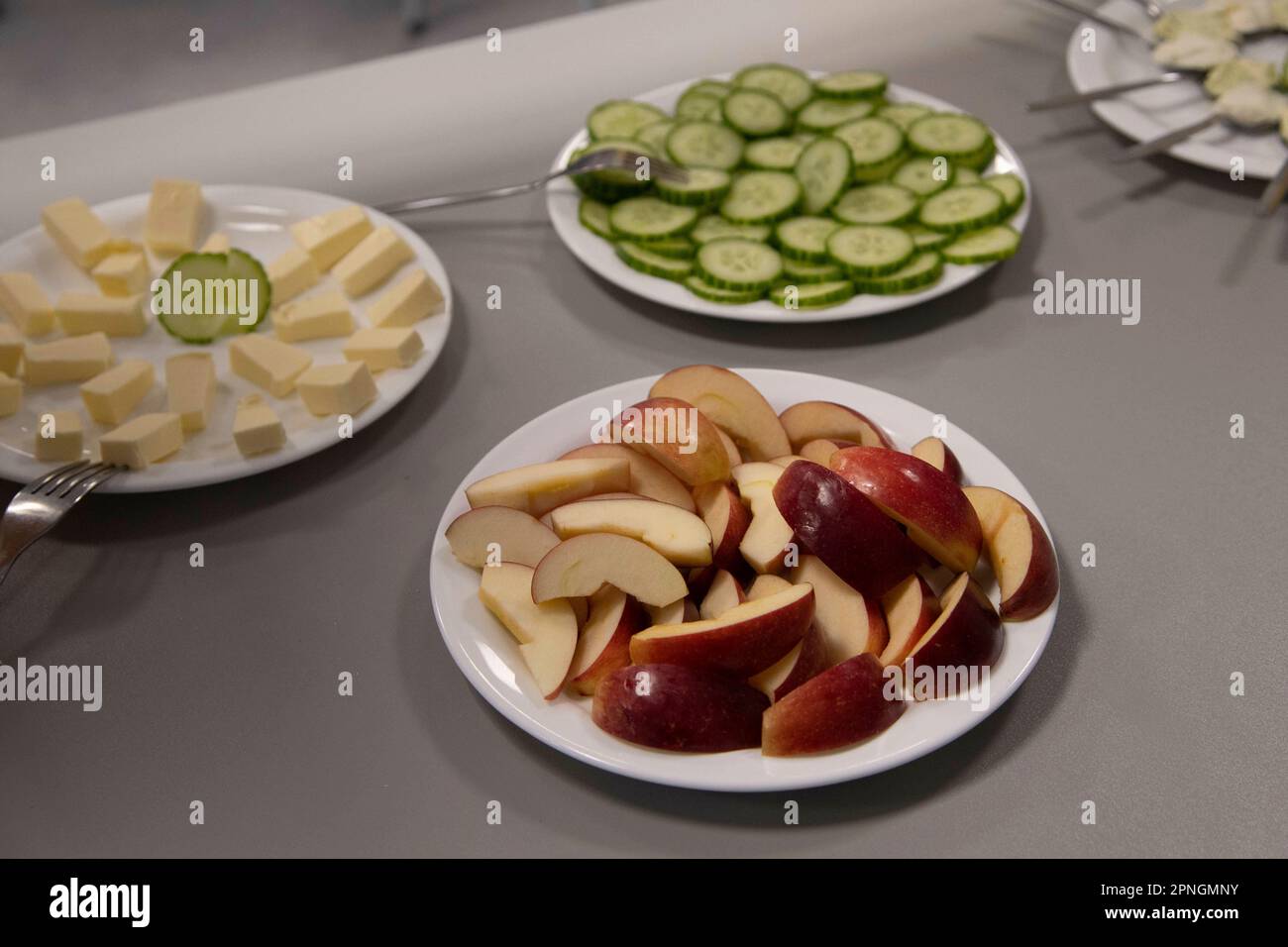 Essen Sie, Deutschland. 19. April 2023. Teller mit Apfel-, Gurken- und ... Essen Sie, Deutschland. 19. April 2023. Teller mit Apfel-, Gurken- und ...