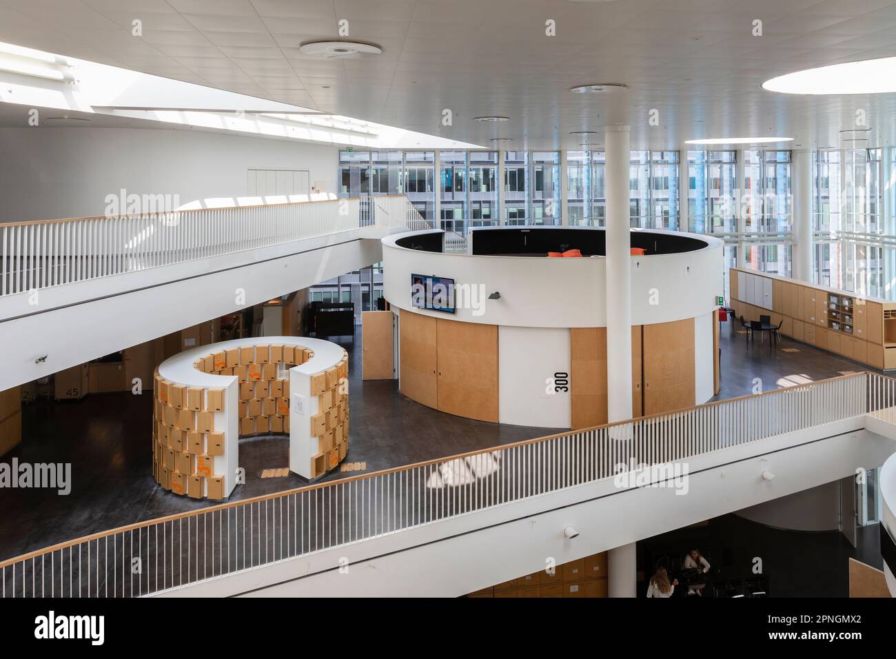 Moderne, flexible Architektur und konsequenter Einsatz von digitalen Medien machen das Orestad Gymnasium in Kopenhagen zum weltweiten Vorbild für Schu Stockfoto