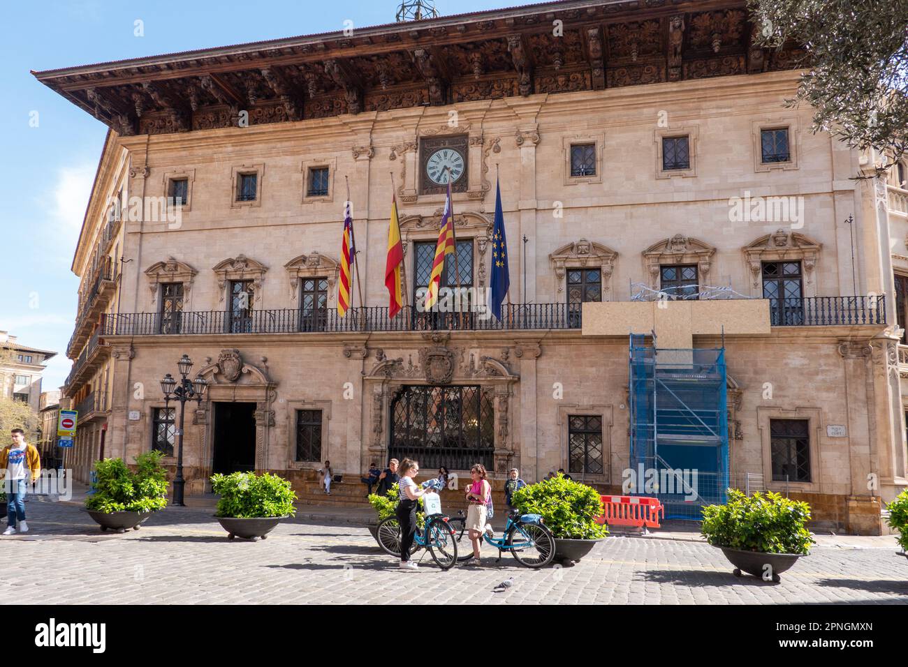 Palma, Spanien - 30. März 2023. Ajuntament de Palma, das große Haus, das Haus von Cort. Stadtgebäude aus dem 17. Jahrhundert mit einem traditionellen Mallorca-Stall Stockfoto