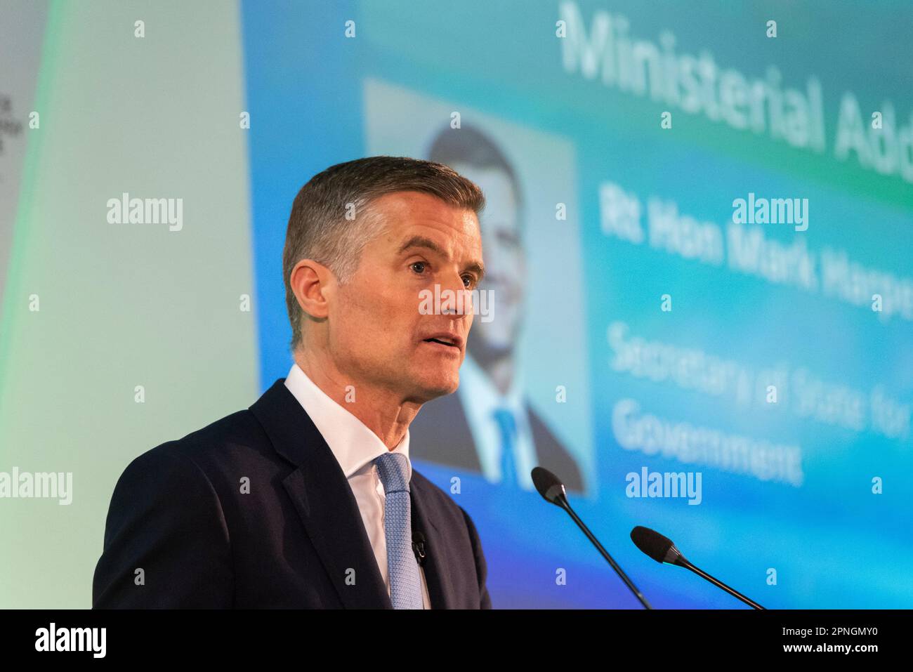 Verkehrsminister Mark Harper, MP, sprach nach seiner Teilnahme an der Tagung des Jet Zero Council auf dem Weltgipfel für nachhaltige Entwicklung in Farnborough. Netto-Null-Ziel Stockfoto