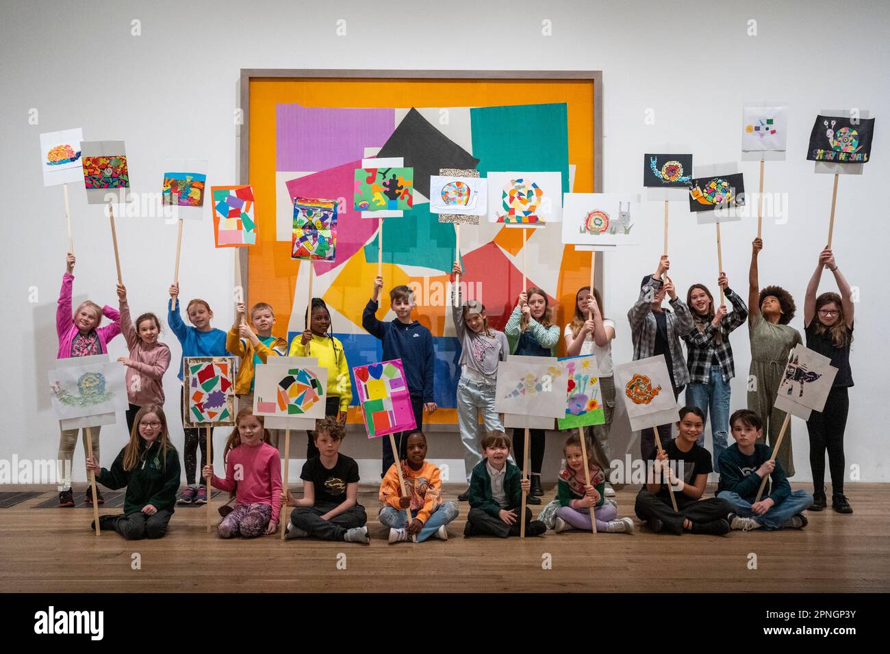London, Großbritannien. 19. April 2023 Kinder im Tate Modern präsentieren Kreationen von Tierbildern, inspiriert von Matisses berühmter Collage „The Snail“ zur Unterstützung der „Wild Escape“-Kampagne, die die Biodiversitätskrise im Vereinigten Königreich beleuchtet. Ihre Werke werden Teil einer digitalen imaginären Welt sein, entworfen vom BAFTA-Gewinner-Spielstudio Preloaded, das am Donnerstag, den 20. April, live geschaltet wird und das größte jemals mit Kindern gefertigte Kunstwerk sein wird. Kredit: Stephen Chung / Alamy Live News Stockfoto