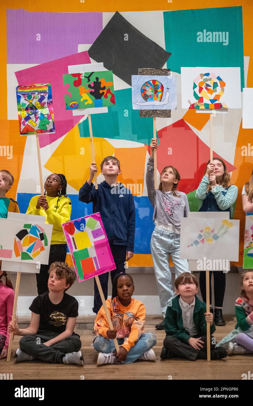 London, Großbritannien. 19. April 2023 Kinder im Tate Modern präsentieren Kreationen von Tierbildern, inspiriert von Matisses berühmter Collage „The Snail“ zur Unterstützung der „Wild Escape“-Kampagne, die die Biodiversitätskrise im Vereinigten Königreich beleuchtet. Ihre Werke werden Teil einer digitalen imaginären Welt sein, entworfen vom BAFTA-Gewinner-Spielstudio Preloaded, das am Donnerstag, den 20. April, live geschaltet wird und das größte jemals mit Kindern gefertigte Kunstwerk sein wird. Kredit: Stephen Chung / Alamy Live News Stockfoto