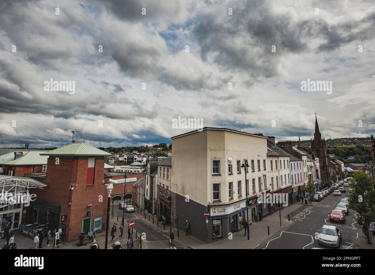 Londoner Blick auf die Altstadt von der umliegenden Mauer. Von einer Stadtmauer umgebene Stadt Derry, Nordirland mit blühenden Geschäften und dem Foyleside Shopping Mall Stockfoto