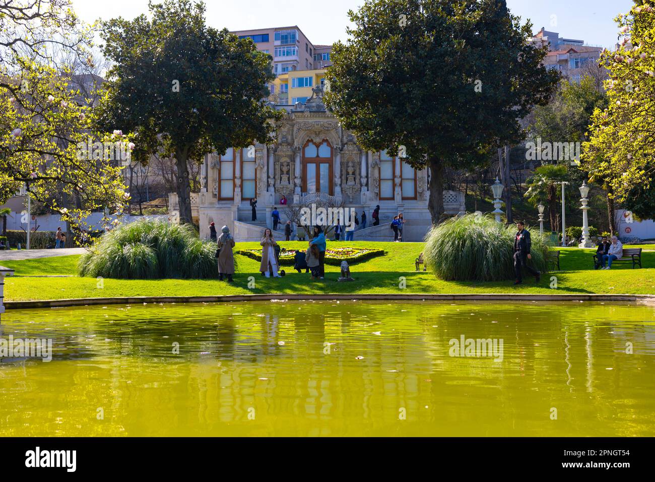 Blick auf Ihlamur Kasri oder Ihlamur Pavillon vom Garten mit Teich. Istanbul Turkiye - 3.24.2023 Stockfoto