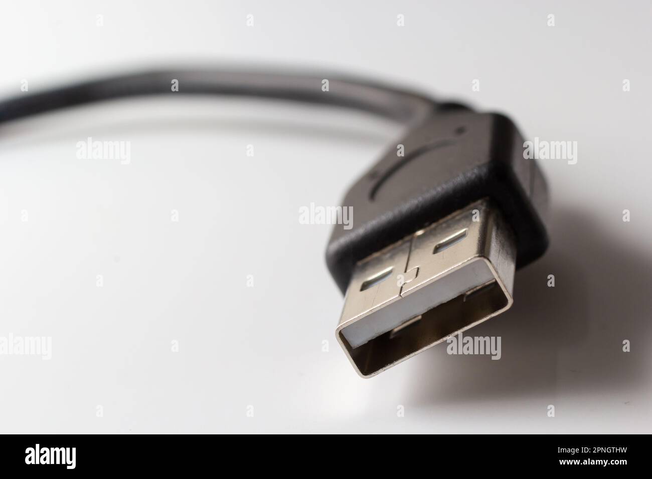 Nahaufnahme des USB-Kabels auf weißem Hintergrund. Datenübertragungstechnologien zwischen Geräten über Kabel. Stockfoto