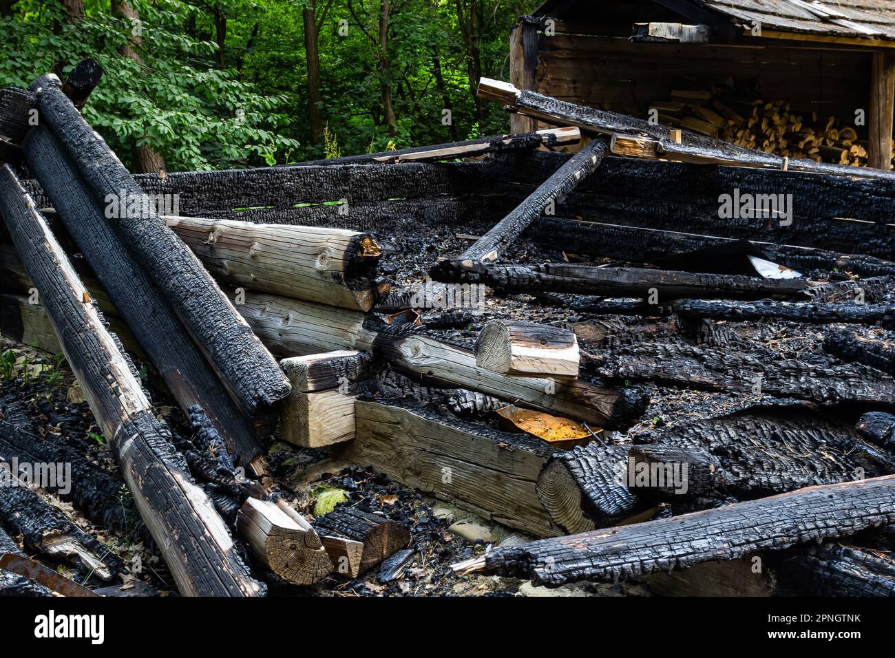 Durch Feuer zerstört Holzhaus komplett niedergebrannt Ruinen eines verbrannten Holzhauses nach einem Brand . Stockfoto