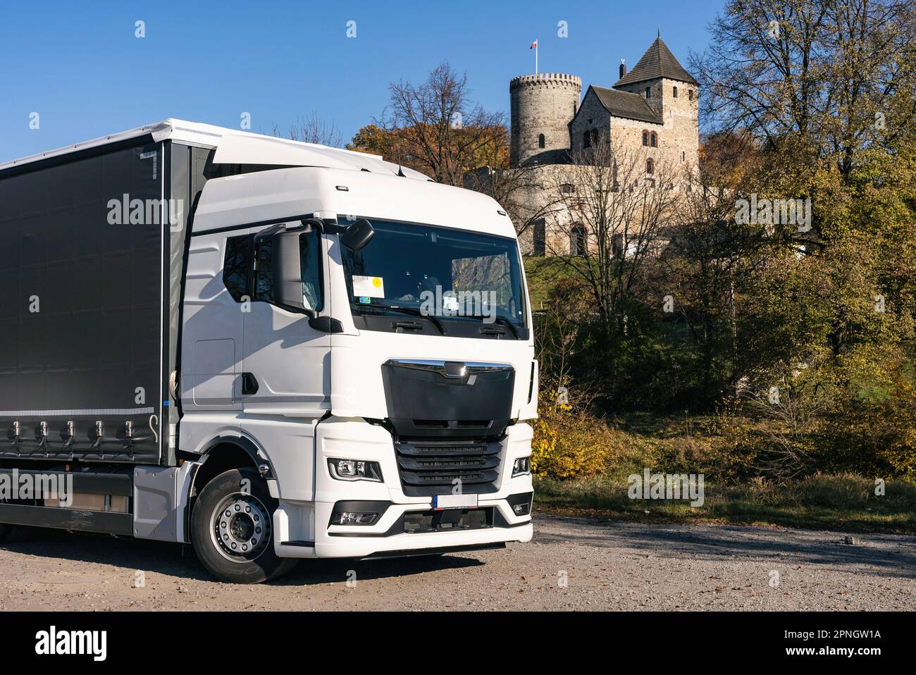 Lastwagen auf dem Hintergrund der Burg. LKW mit Auflieger in grauer Farbe. LKW-Foto für Kalender. Autotransport. Stockfoto