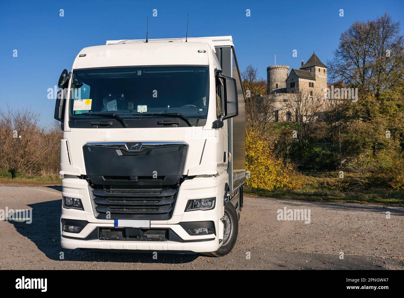 Lastwagen auf dem Hintergrund der Burg. LKW mit Auflieger in grauer Farbe. LKW-Foto für Kalender. Autotransport. Stockfoto