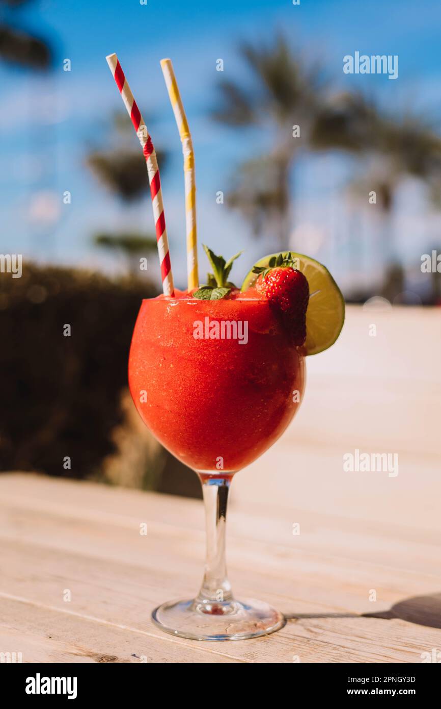 Ein Erdbeerdaiquiri ist ein köstlicher Cocktail mit Rum, Limettensaft, Zucker und frischen Erdbeeren Stockfoto