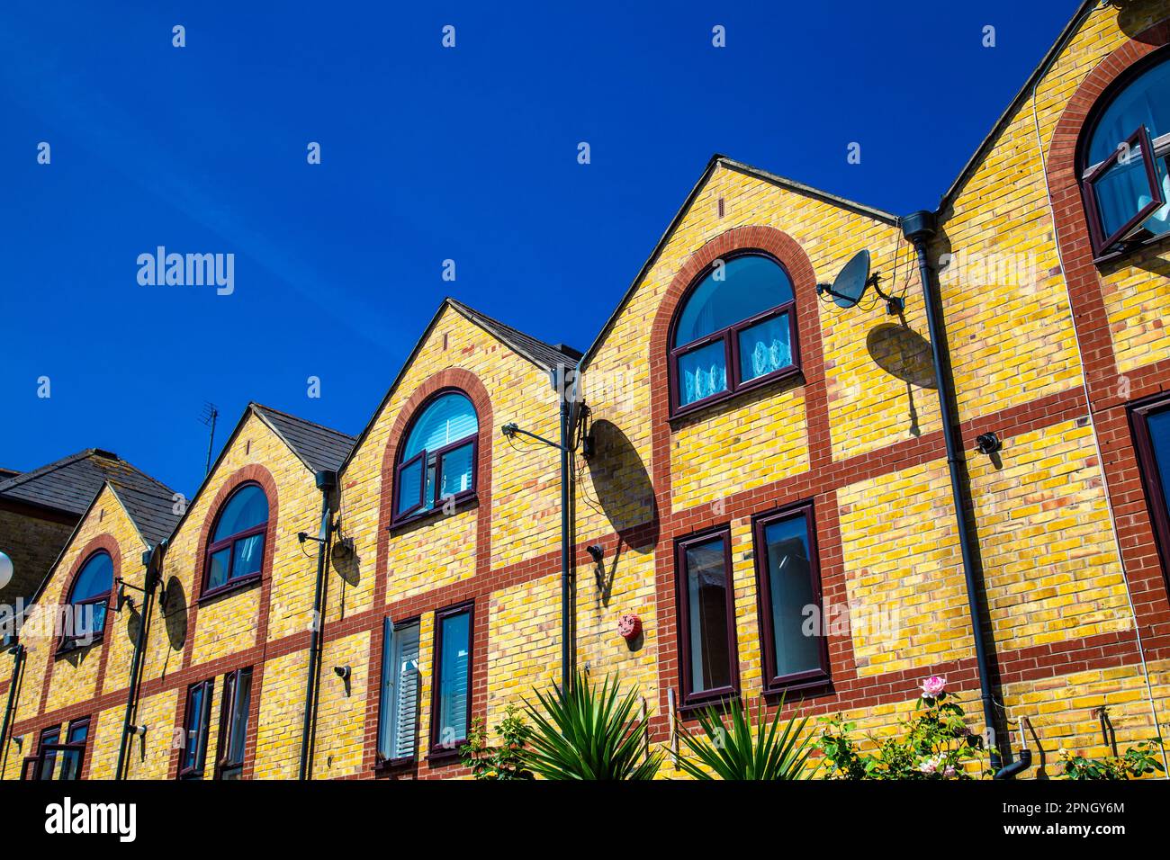 Brick Giebled Houses entlang Vaughan Way in Wapping, London, England, Großbritannien Stockfoto
