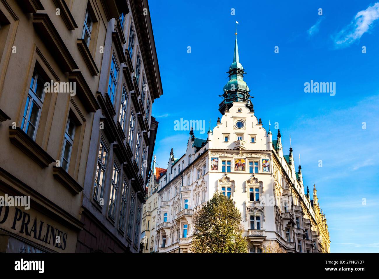 Die kunstvolle Fassade des Hotels Paris Prague liegt in der Králodvorská-Straße, Altstadt, Prag, Tschechische Republik Stockfoto