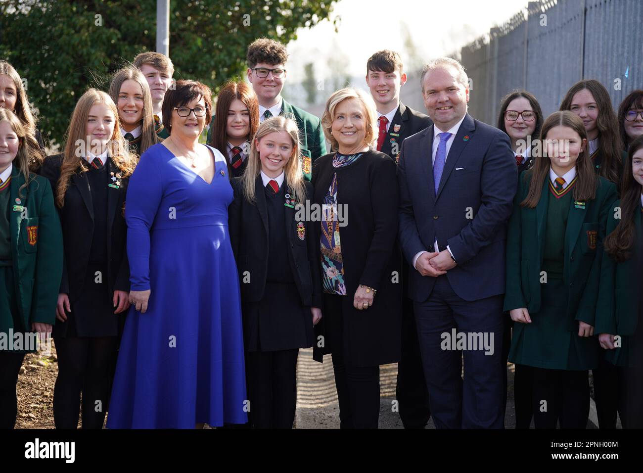 Die ehemalige US-Außenministerin und Kanzlerin der Queen's University Belfast, Hillary Clinton (Zentrum), steht bei einem Besuch der Limavady High School, Co Londonderry, bei den Schülern, Darren Mornin (rechts), Direktorin der Limavady High School, und Rita Moore (links), Direktorin St. Mary's, Den Vorsitz bei einer Ehrenfeier zu führen, um den Beitrag des gemeinsamen Bildungsmodells der Schulleiter zu würdigen. Bilddatum: Mittwoch, 19. April 2023. Stockfoto