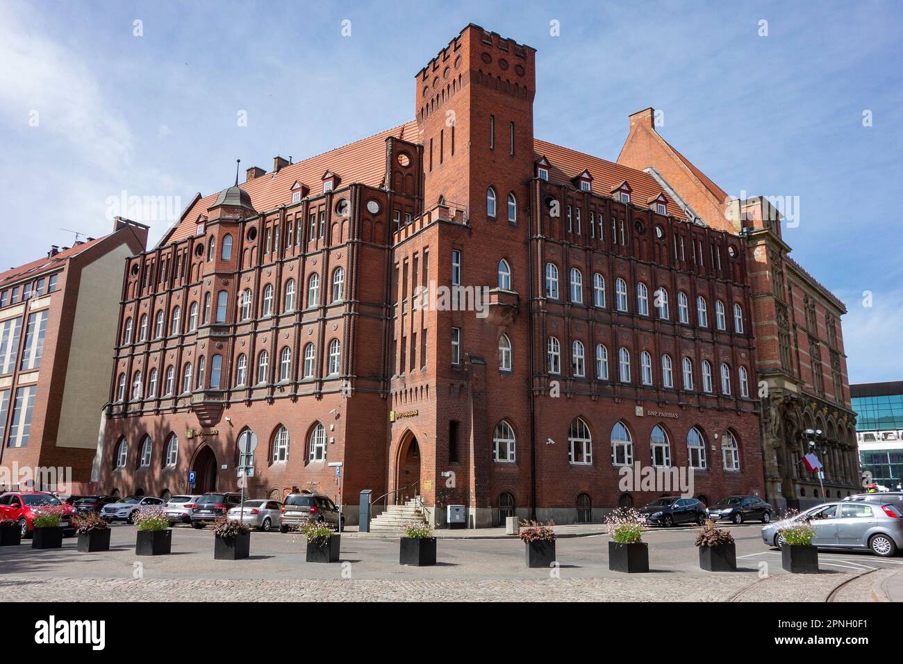 DANZIG, POLEN - 30. JULI 2022: Historisches Backsteingebäude der BNP Paribas Bank im Zentrum von Danzig, Polen Stockfoto