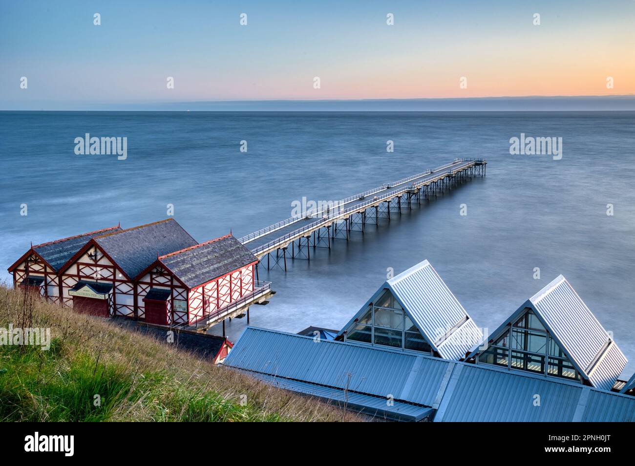 Pier erstreckt sich auf das Meer Stockfoto